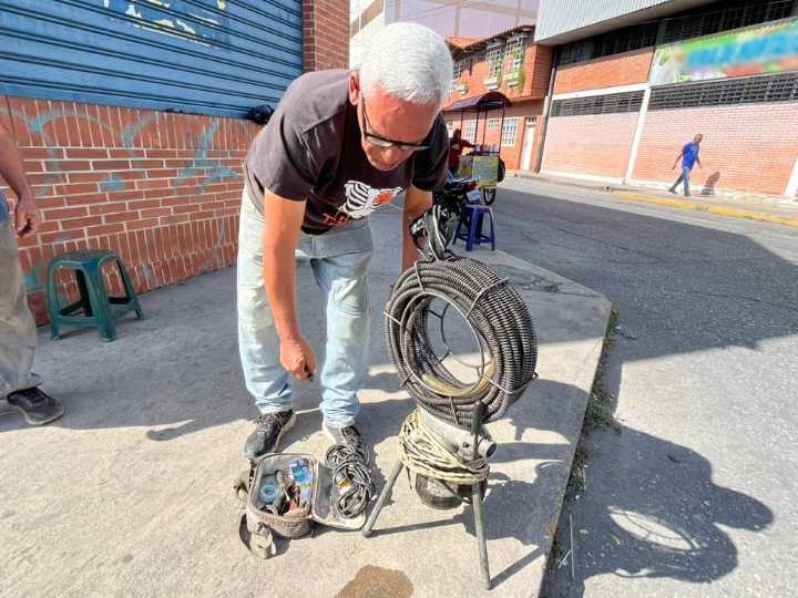 “No le tengan asco a nada”: La vocación de un plomero que dignifica un oficio subestimado