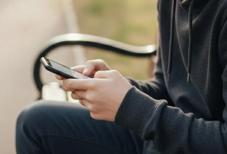 Francia propone limitar el acceso a redes sociales para menores de 15 años