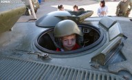 CRÓNICA Y FOTOS | El 'Centauro', el carro de combate que fascina a los escolares burgenses
