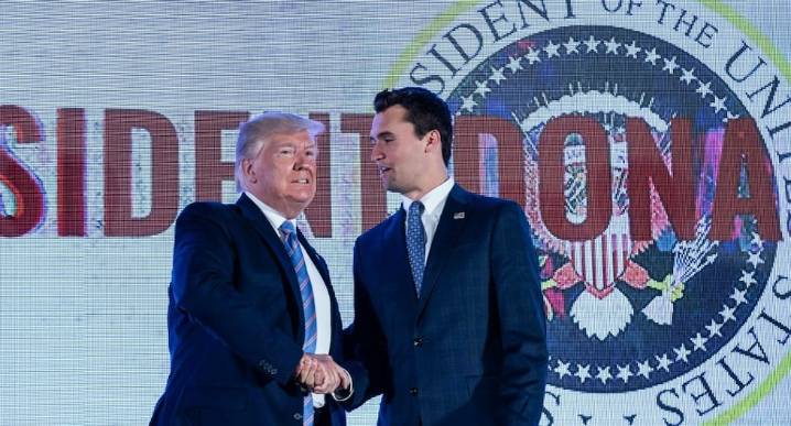 Charlie Kirk: Donald Trump p ordena ondear a media asta las banderas del país por el asesinato del comentarista conservador 