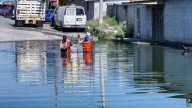 J+ destapa drenaje tapado por lluvias y basura en la colonia Azteca