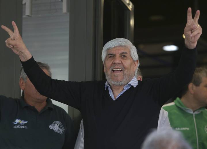 A pedido de Milei: Moyano acordó una paritaria por debajo de la inflación