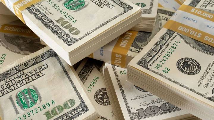 Baja el dólar y suben los bonos tras los anuncios del lunes