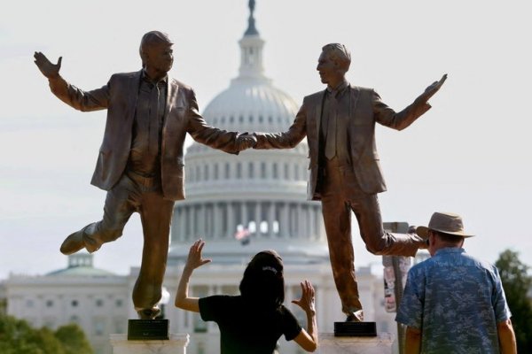 Retiran la estatua de Trump de la mano de Epstein a las afueras del Capitolio por «no tener permisos»