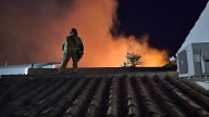 Un incendio obliga al desalojo de unas 100 personas de sus viviendas en Benalmádena
