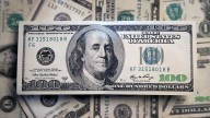 El dólar oficial continúa a la baja y cerró en $1.355