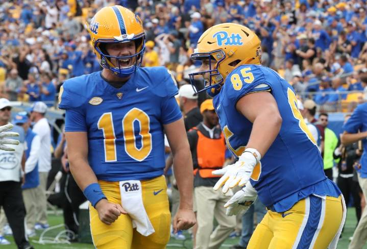 Deadspin | Eli Holstein throws 4 TDs as Pitt runs away late from Central Michigan