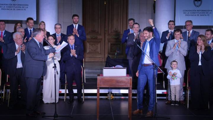 Pullaro juró la Constitución del 25: "Todos vamos a rendir cuentas ante la ciudadanía"
