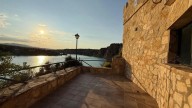 Cortijo de lujo a la venta en el pantano de Teruel: piscina y unas vistas inigualables