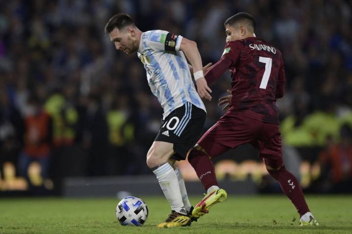 Argentina con Lionel Messi enfrenta a Venezuela que necesita sumar puntos