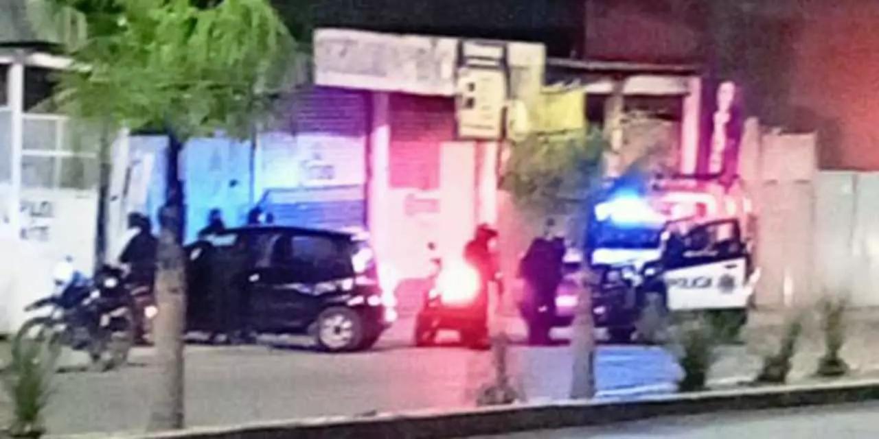 Dos mujeres lesionadas al impactar su auto con una vivienda