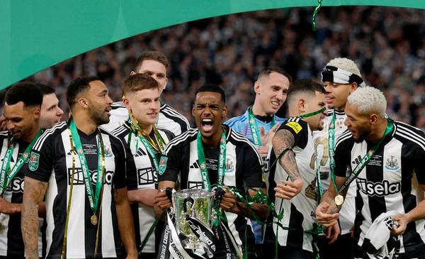 Liverpool rompe récord de traspasos de la Premier League con fichaje de delantero del Newcastle Isak