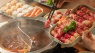 Dos jóvenes de 17 años orinan en el caldero de un 'hot pot' y les condenan a pagar 255.000 euros