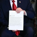 Cumbre en Nueva York: el encendido tuit de Donald Trump que Javier Milei exhibió como un trofeo, impreso en tamaño gigante