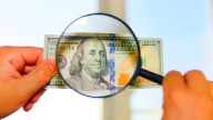 Con el nuevo salto, el dólar oficial recortó el atraso acumulado en la era Milei: ¿en qué nivel histórico quedó?