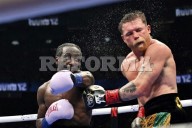 Sorprende Crawford a Canelo y le arrebata los títulos