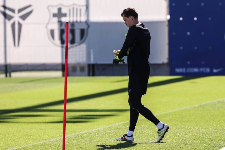 Con la baja de Joan García, reaparece el bombero Szczesny en el FC Barcelona