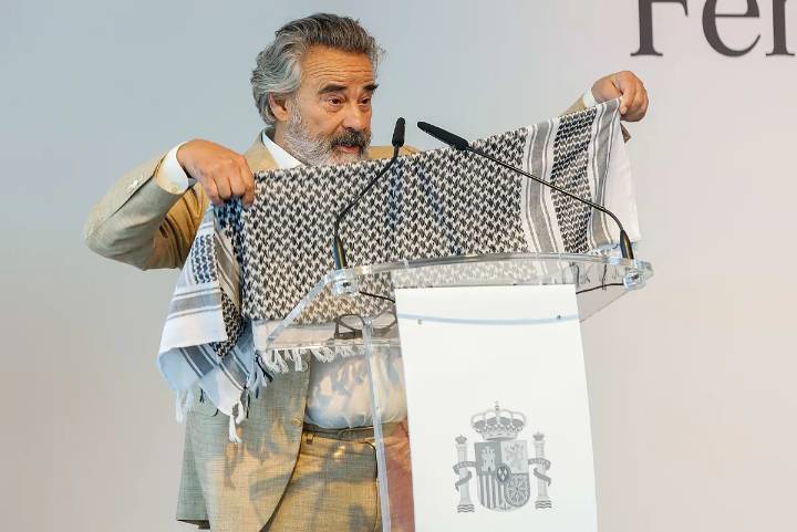 Eduard Fernández se pone un pañuelo palestino al recoger el Premio Nacional de Cinematografía: "Los quieren matar a todos"