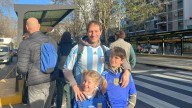 Una familia mendocina en el Monumental para despedir a Lionel Messi: "Es un ejemplo y un orgullo"