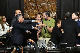 El Circo del Senado: Cavernícolas en la Máxima Tribuna