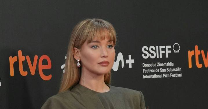 Jennifer Lawrence Dresses Like a Sexy Librarian in Cut
