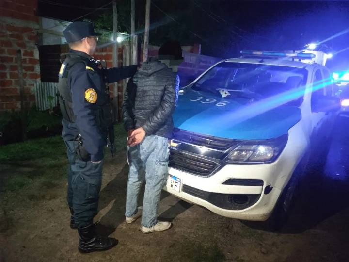 Qué hacés con un revólver en la cintura ?. Lo requisaron y fue preso por posesión de arma de fuego.