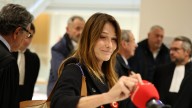 El polémico gesto de Carla Bruni con un periodista tras conocer la condena de Nicolás Sarkozy