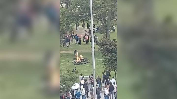 Fuertes disturbios al  interior de la Universidad Nacional: 2 motos de vigilancia fueron incineradas