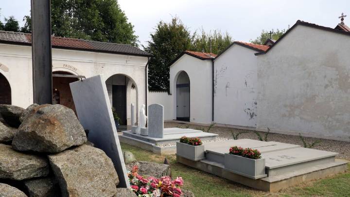 Así fue el íntimo funeral de Giorgio Armani: en su pueblo, con 62 personas y recibido con pétalos blancos
