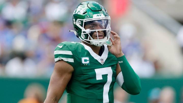 Jets' Justin Fields practices, will start if he clears protocol