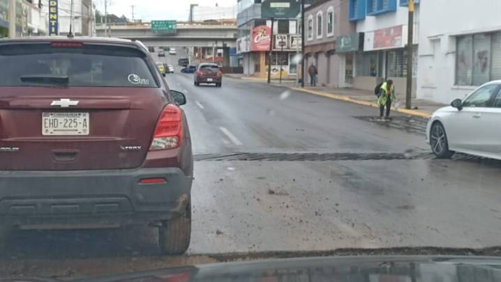 Provoca zanja en la Independencia congestionamiento vial