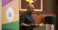 EEUU mantuvo a migrantes africanos en camisa de fuerza durante vuelo a Ghana, dice demanda