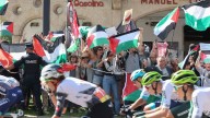 Una sentada multitudinaria en mitad de la carretera bloquea el paso de La Vuelta a España en Navacerrada