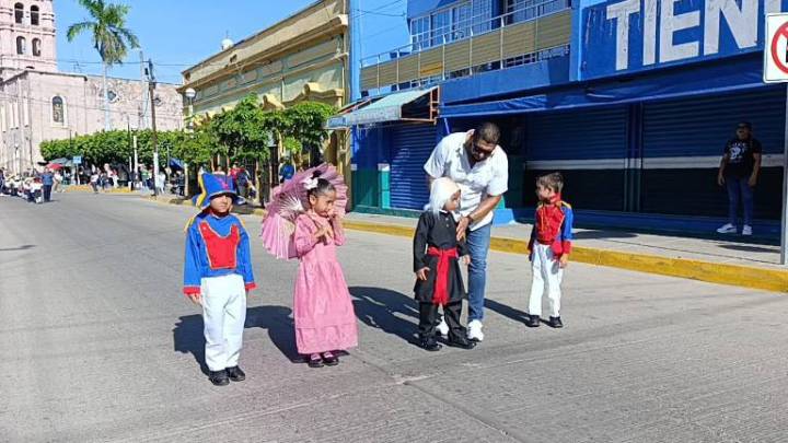 Alumnos de preescolar participaron en Escuinapa en el desfile por la independencia