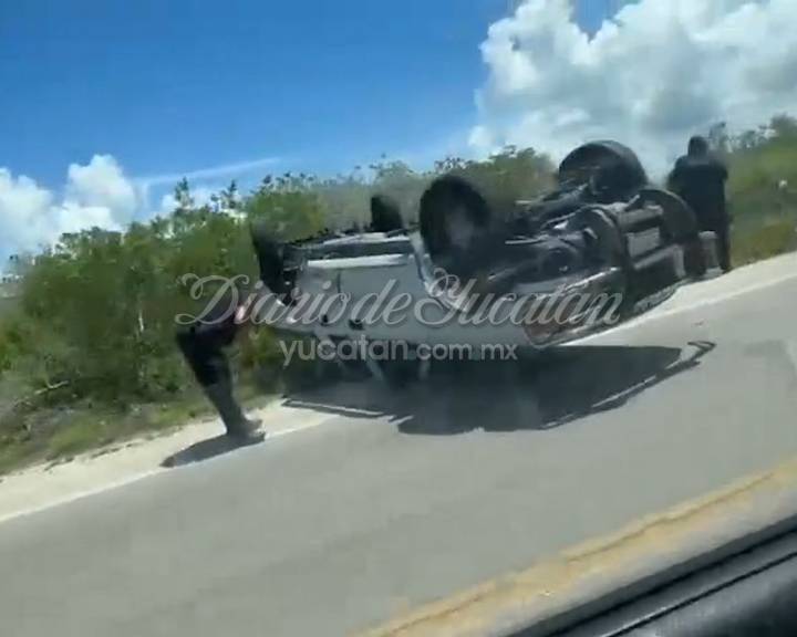 Volcadura de camioneta en la antigua carretera de Chelem moviliza a cuerpos de emergencia