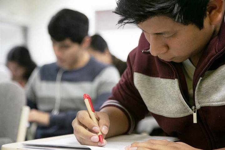 Barreras culturales se mantienen como obstáculos en acceso a educación superior según OCDE