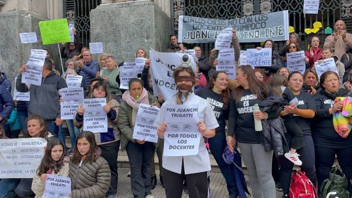 "Juanchi es inocente": marcha por el docente Juan Trigatti acusado de abusar a cinco niñas en un jardín