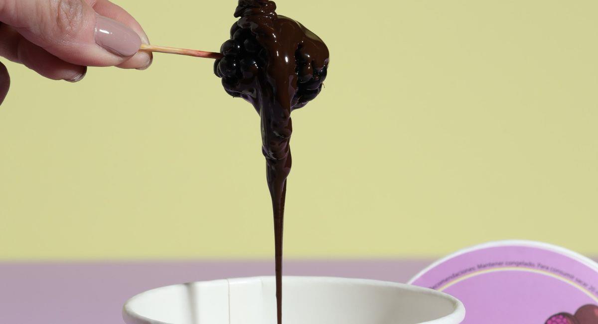 Snacks saludables en la feria Eva: una propuesta de zarzamoras cubiertas con chocolate 100% colombiano resaltan en esta versión