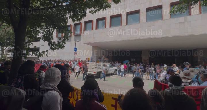 Normalistas de Ayotzinapa protestan frente a la SRE: “¡Vivos se los llevaron!”