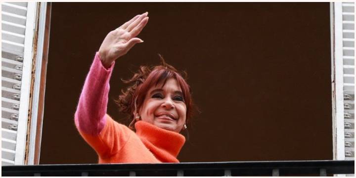 “Qué quilombo se te armó… y no te lo digo por la coima de tu hermana”: Cristina Kirchner criticó a Javier Milei por intervenir en el mercado cambiario