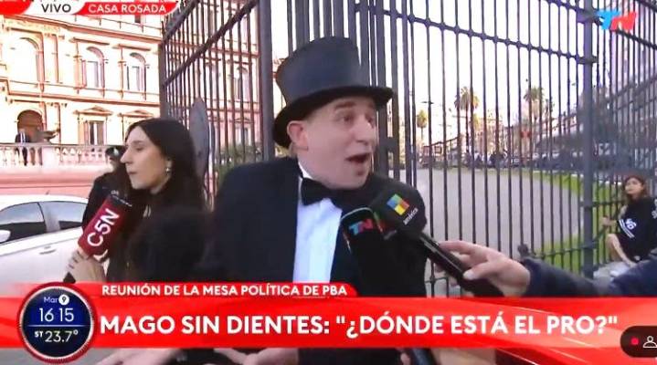 El Mago sin Dientes se plantó frente a Casa Rosada y pidió hablar con Milei: “Quiero que Argentina salga adelante”