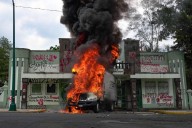 Dan portazo en Campo Militar de Edomex, en conmemoración de normalistas de Ayotzinapa
