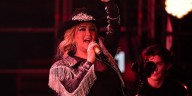 Acusan a Alicia Villarreal de apropiarse de la canción “Te quedó grande la yegua”, uno de sus más grandes éxitos