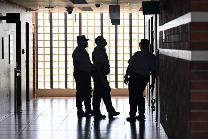 Transfieren a presos con sentencia conmutada por Biden a prisión donde está ‘El Chapo’ Guzmán