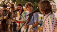 La serie juvenil que es furor en Prime Video: una banda real recrea su propia historia en la plataforma