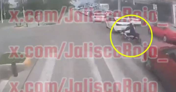 Motociclista de 15 años muere atropellado tras invadir carril exclusivo en calles de Jalisco