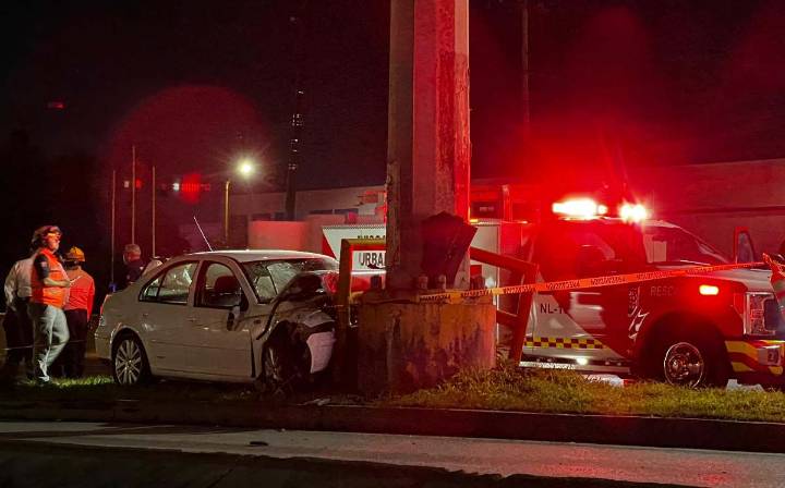 Muere hombre en aparatoso accidente automovilístico en Apodaca