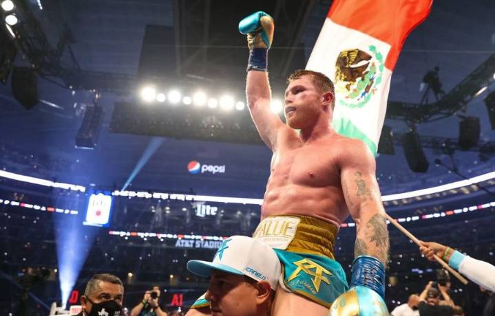 Canelo rompe tradición y entra solo al ring en pelea ante Crawford