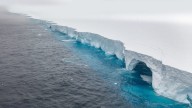Un iceberg gigante se derrite frente a la Antártida