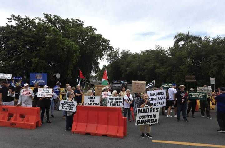 Cientos de puertorriqueños protestan contra las maniobras militares de EEUU en...